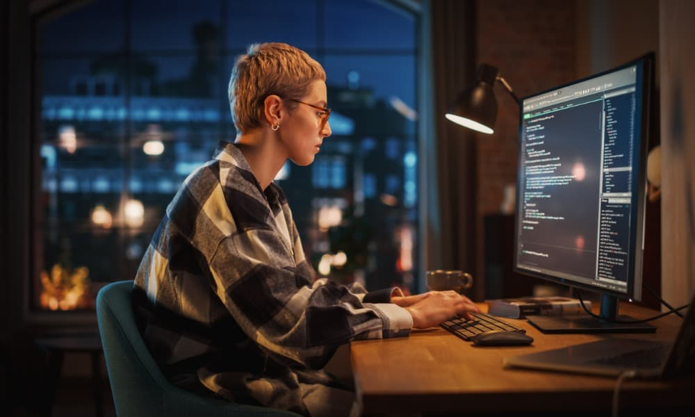 Developer working efficiently with the help of numerous serverless benefits for enterprises focused on software development.
